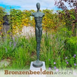 Beeld man voor in de tuin in groen gepatineerd brons BBW91248br