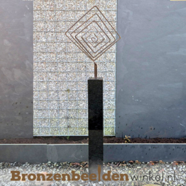 Abstract tuinbeeld "Labyrint" op zwart granieten sokkel BBW58362br