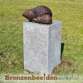 Tuinbeeld egels op sokkel BBW890102