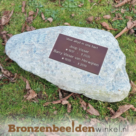 Herdenkingssteen zwerfkei met bronzen gedenkplaat