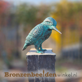 Beeld ijsvogel op leisteen sokkel voor in de tuin BBW1539br