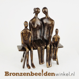 Beeldje ouders met grote zoon en kleine dochter BBW001br45