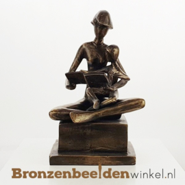 Beeldje lezende moeder en kind BBW1858