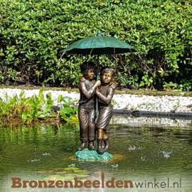 Fontein beeld kinderen onder paraplu BBW215