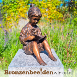 Tuinbeeld kind lezend in boek BBW1441br