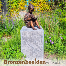 Tuinbeeld kind lezend in boek BBW1441br