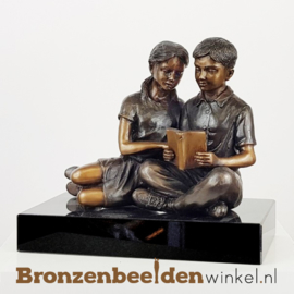 Beeld jongen en meisje lezend BBW2269br