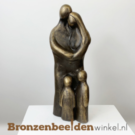 Beeldje "Vader en moeder met 2 kleine kinderen" BBW071br72