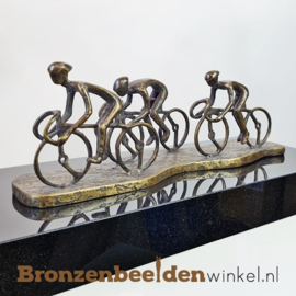 Bronzen wielrenners op plateau BBW18br69