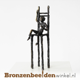 Beeldje "Jongen op stoel" BBW005br83