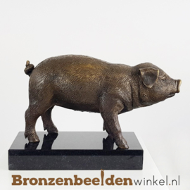 Bronzen beeld varken op sokkel BBW1170