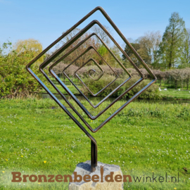 Abstract tuinbeeld "Labyrint" op basalt sokkel BBW58360br