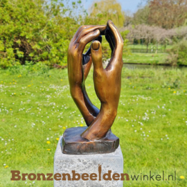 Bronzen tuinbeeld van twee handen BBW61073