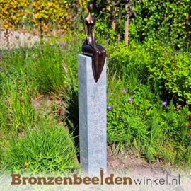 Tuinbeeld zittende vrouw BBW94543