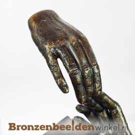 Bronzen beeldje handen die naar elkaar reiken BBW4444