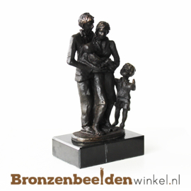 Gezinsbeeldje "Gezin met zoon en baby" BBW003br15