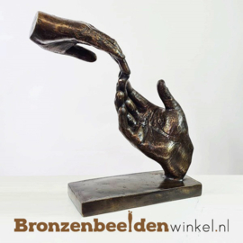 Bronzen beeldje handen die naar elkaar reiken BBW4444