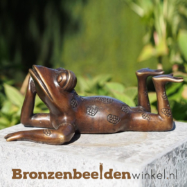 Tuinbeeld dagdromende kikker in brons BBW61102