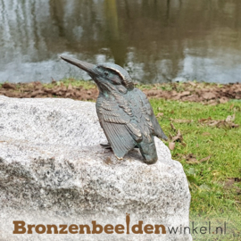 Stenen vogeldrinkbak met bronzen ijsvogeltje BBWR42056