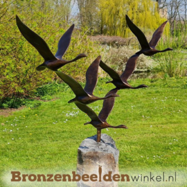 Vogel tuinbeeld ''De 5 ganzen'' op Basalt sokkel