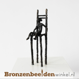 Beeldje "Meisje op stoel" BBW005br84