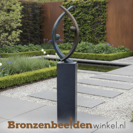 Tuinbeeld "Liefde is Jij en Ik" op zwart granieten sokkel BBW2899br-zg