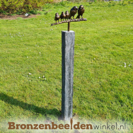 Tuinbeeld vogel paartje met 3 jonkies op sokkel BBWVM3KOS