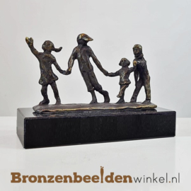 Onderwijs beeldje "Kinderen hand in hand" BBW006br05