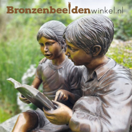 Tuinbeeld lezende kinderen op natuursteen bankje BBW7491