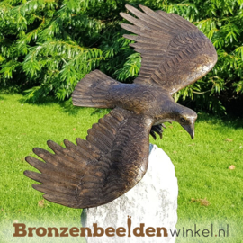 Tuinbeeld vliegende adelaar op sokkel BBW1253br