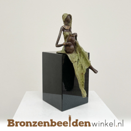 Zittend Afrikaanse vrouwenbeeld "Ngozi" 24cm BBWZT15GR