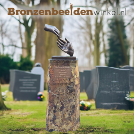 Grafsteen alternatief natuursteen zuil met bronzen handen BBW80027