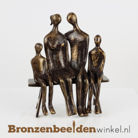 Beeldje ouders met twee zoons BBW001br47