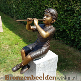 Bronzen jongen met fluit als tuinbeeld BBW1229br