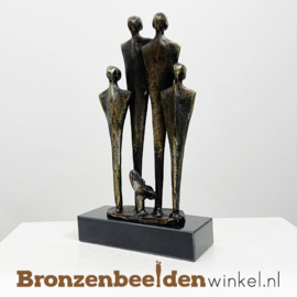 Beeldje gezin "Gezin 4 personen en vlinder" BBW004br16v