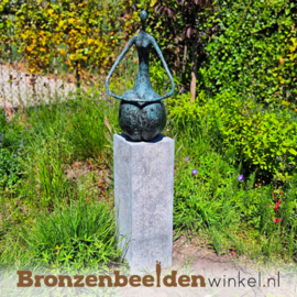 Vrouw beeld "Léa" voor in de tuin BBW94541