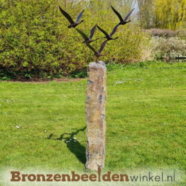 Vogel tuinbeeld ''De 5 ganzen'' op Basalt sokkel