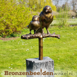 Tuinbeeld vogel moeder met 1 jonkie op sokkel BBWM1KOS