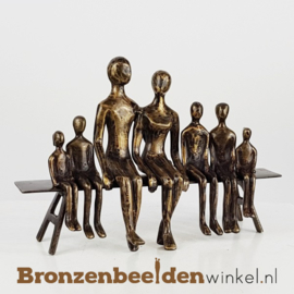 Beeldje ouders met 3 dochters en 2 zoons BBW001br62