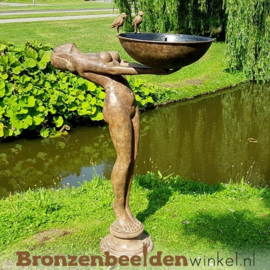 Tuinbeeld naakte vrouw met vogeldrinkbak BBW52855br