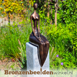 Tuinbeeld zittende vrouw BBW94543