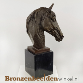 Beeld paardenhoofd op sokkel BBWTM47