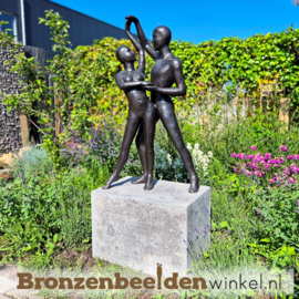 Tuinbeeld "Liefdeskoppel" in brons BBW1094