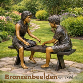 Tuinbeeld kinderen die aan het dammen zijn BBW1437
