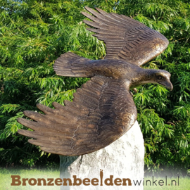 Tuinbeeld vliegende adelaar op sokkel BBW1253br