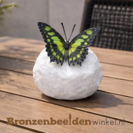 Groene bronzen vlinder beeldje op keitje BBW1549br