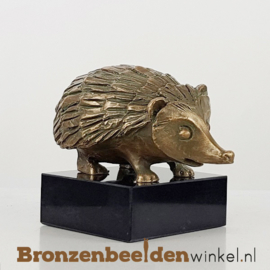 Egel beeldje op sokkel BBW37282