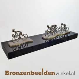 Bronzen wielrenners op plateau BBW18br69