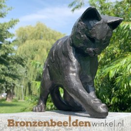 Bronzen beeld spelende kat met bal BBW1354br