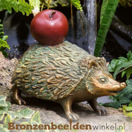 Bronzen egel beeld met appel BBW37279